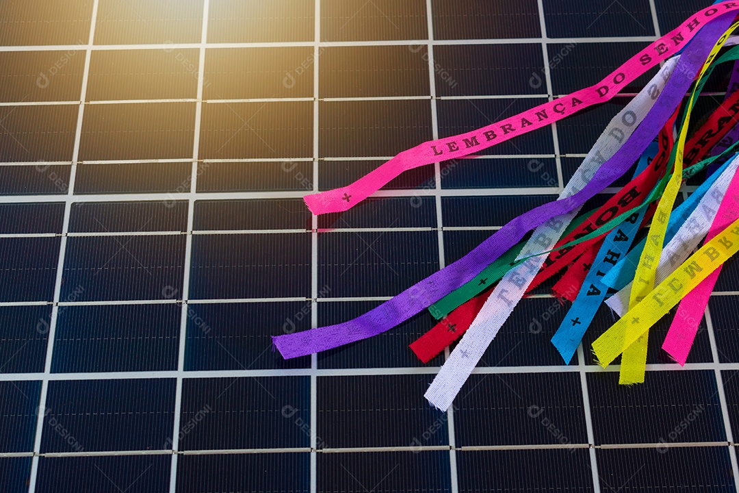 Modelo de carnaval com painel solar fotovoltaico com elementos do carnaval brasileiro