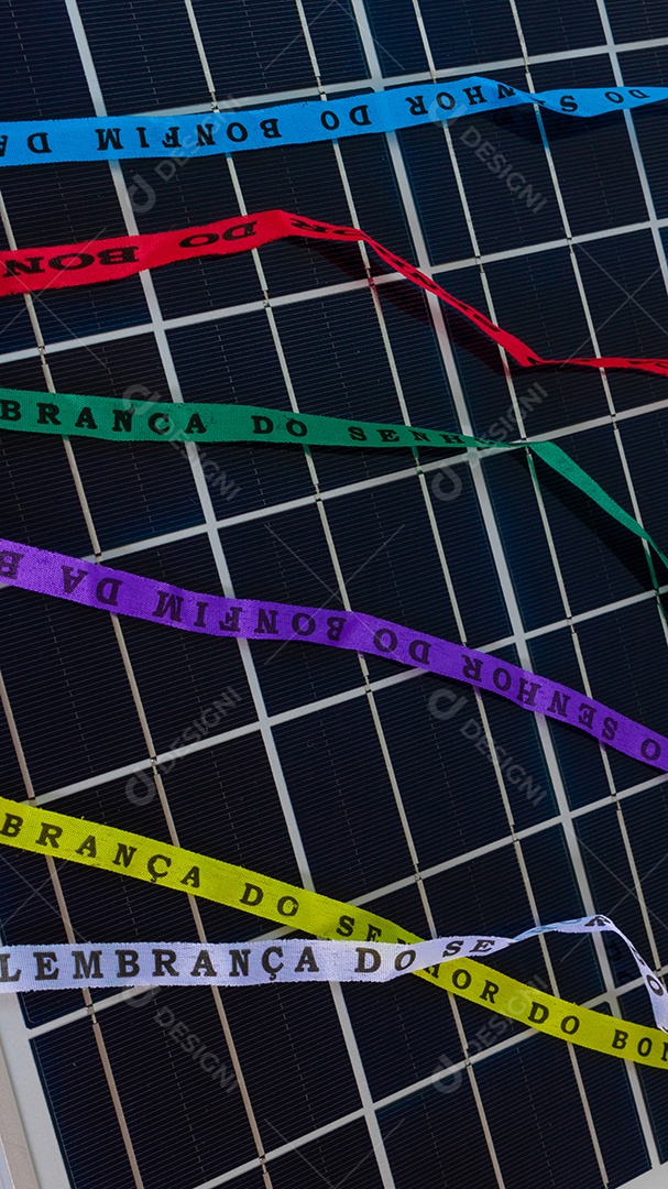 Modelo de carnaval com painel solar fotovoltaico com elementos do carnaval brasileiro