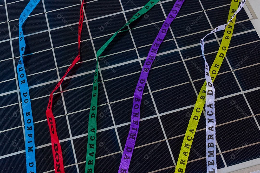 Modelo de carnaval com painel solar fotovoltaico com elementos do carnaval brasileiro