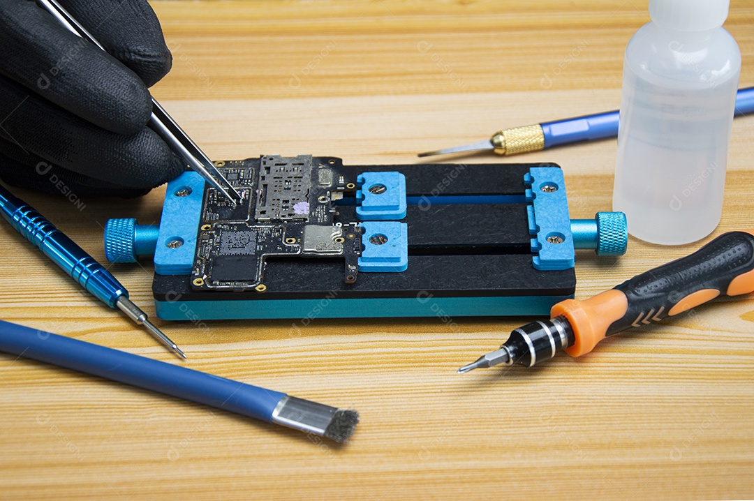 O técnico está reparando circuito e placa mãe