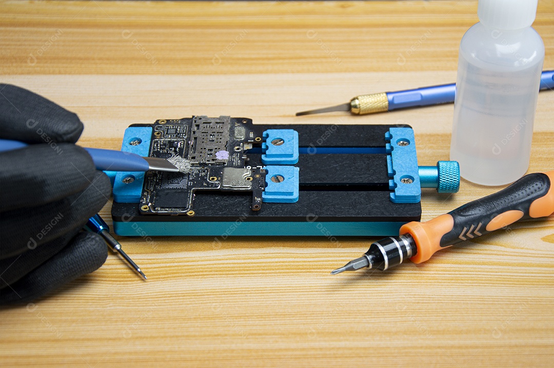 O técnico está reparando circuito e placa mãe