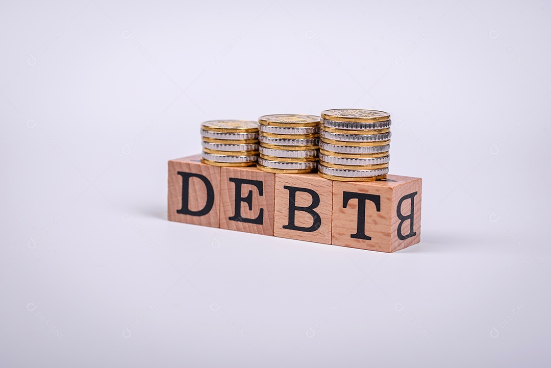 A inscrição Tendência feita de cubos de madeira sobre um fundo liso. Pode ser usado para o seu design