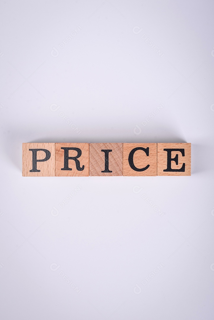 A inscrição Tendência feita de cubos de madeira sobre um fundo liso. Pode ser usado para o seu design