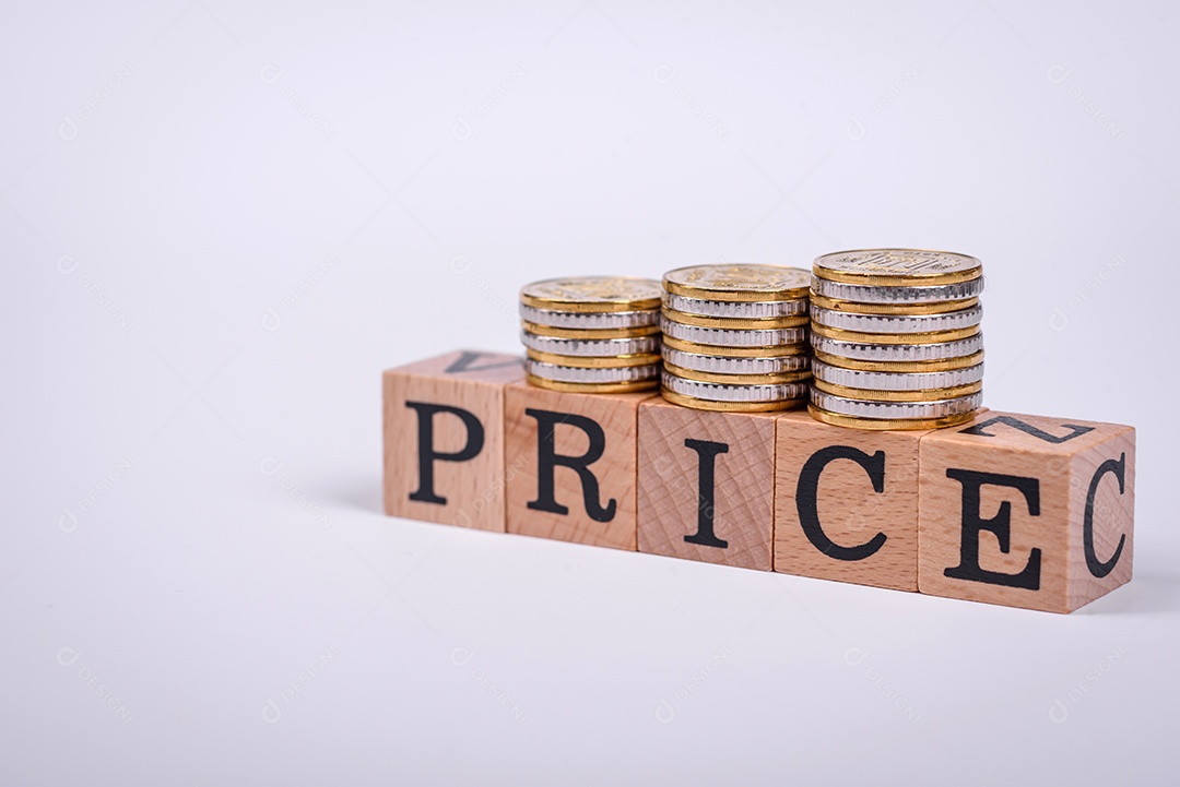 A inscrição Tendência feita de cubos de madeira sobre um fundo liso. Pode ser usado para o seu design