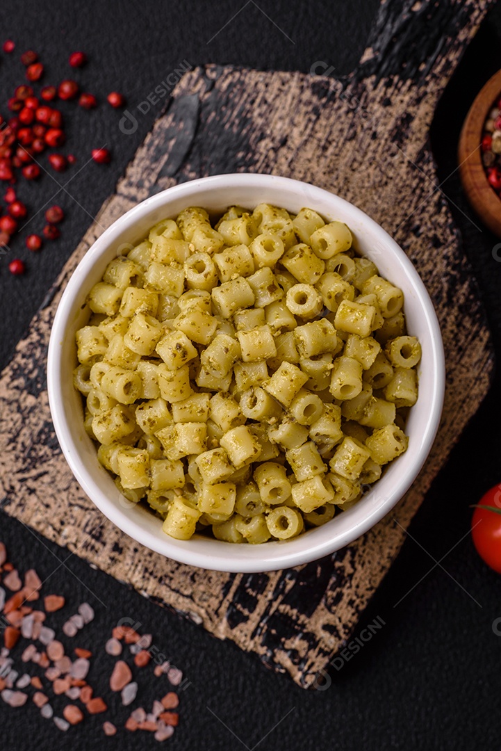 Deliciosa massa ditali de trigo duro com sal e especiarias sobre um fundo escuro de concreto