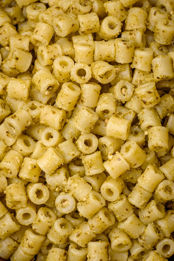 Deliciosa massa ditali de trigo duro com sal e especiarias sobre um fundo escuro de concreto