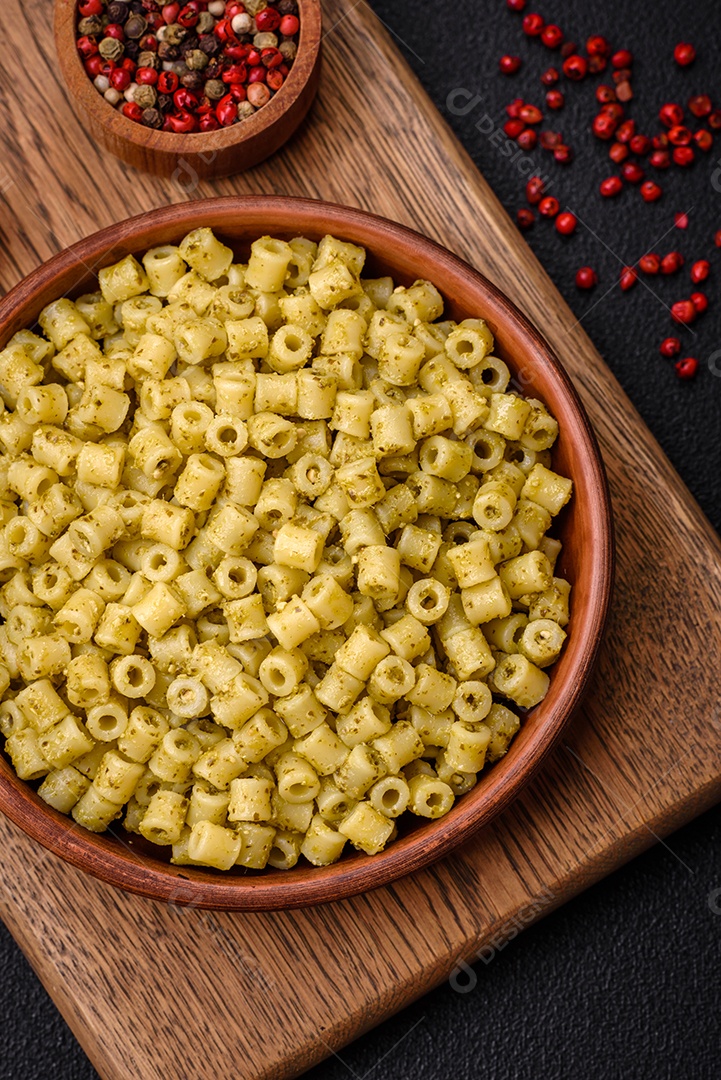 Deliciosa massa ditali de trigo duro com sal e especiarias sobre um fundo escuro de concreto
