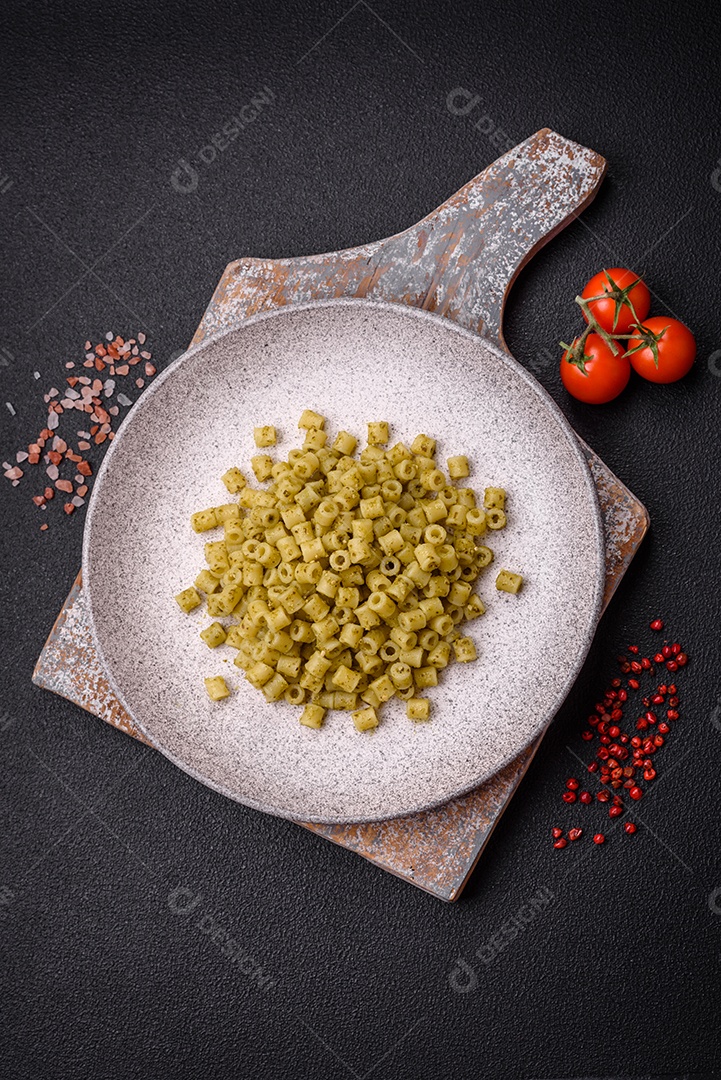 Deliciosa massa ditali de trigo duro com sal e especiarias sobre um fundo escuro de concreto