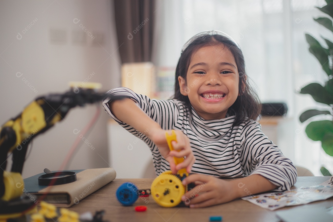 Linda menina jovem sorridente