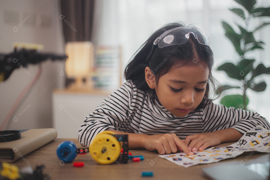 Linda menina jovem sorridentes
