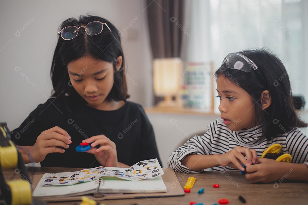 Lindas meninas jovens sorridentes