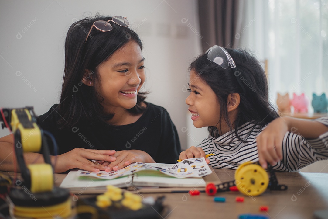 Lindas meninas jovens sorridentes