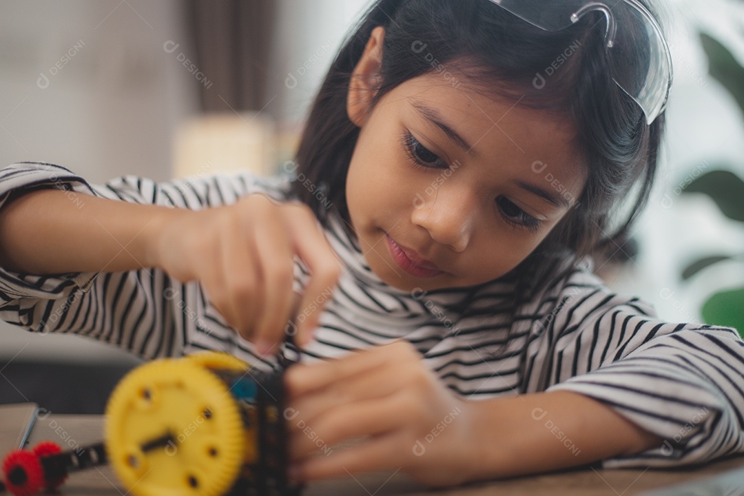 Linda menina jovem sorridente