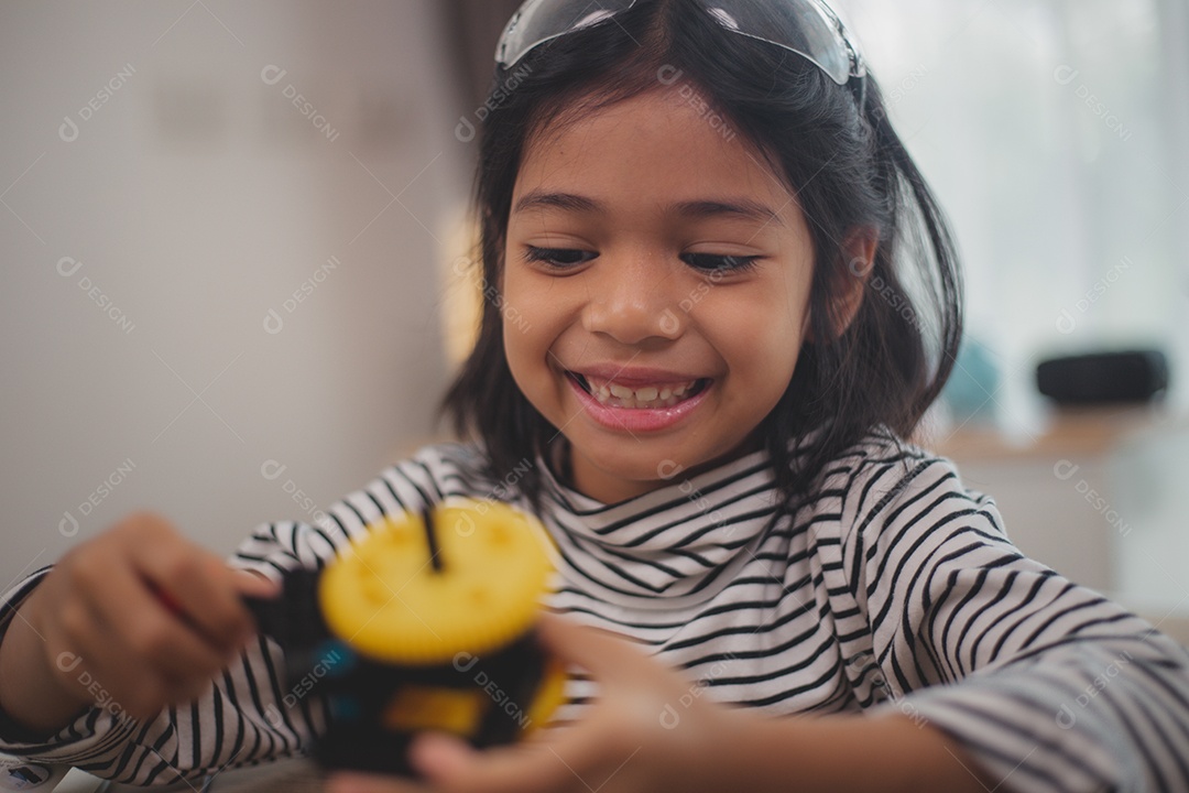 Linda menina jovem sorridente