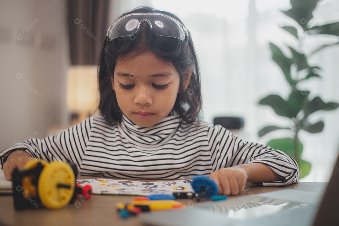 Linda menina jovem sorridente