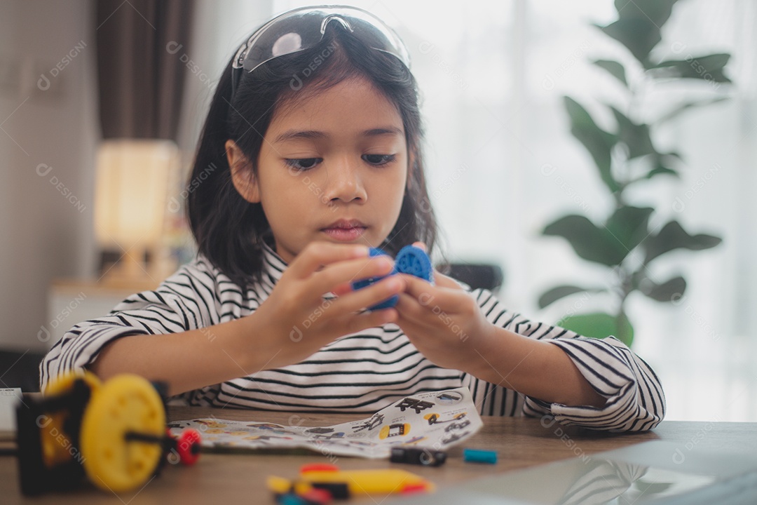 Linda menina jovem sorridente