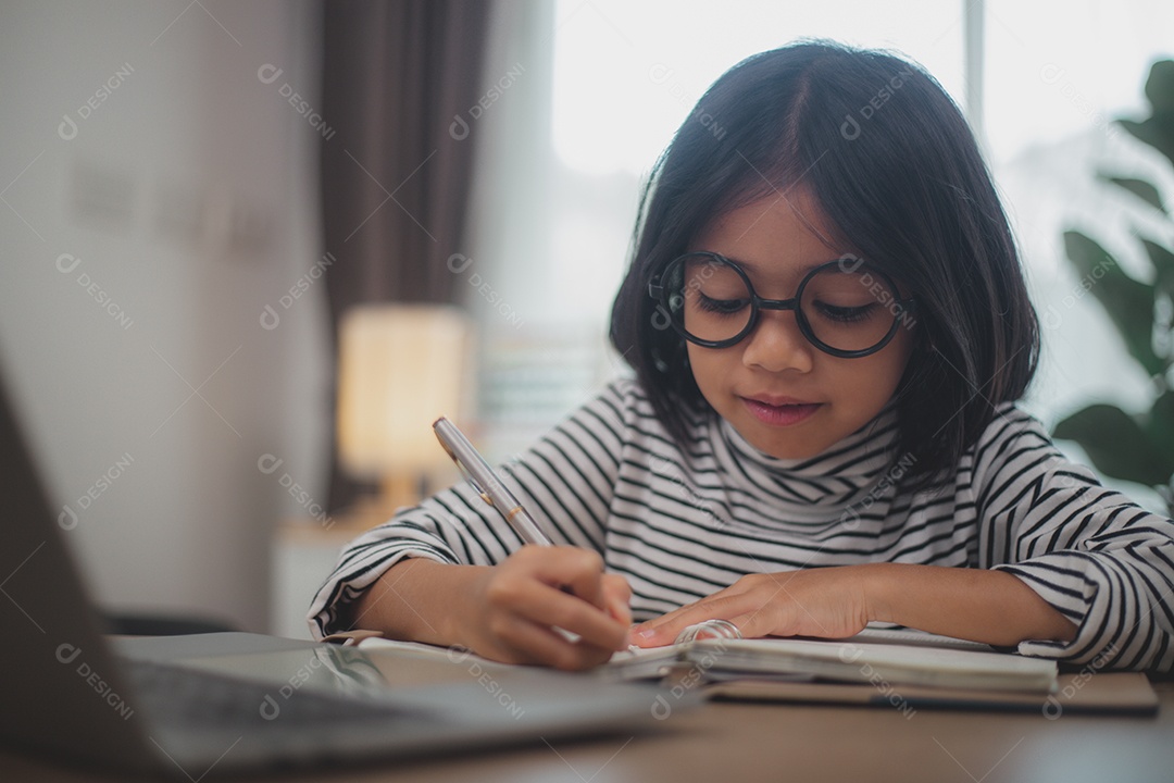 Linda menina jovem sorridente