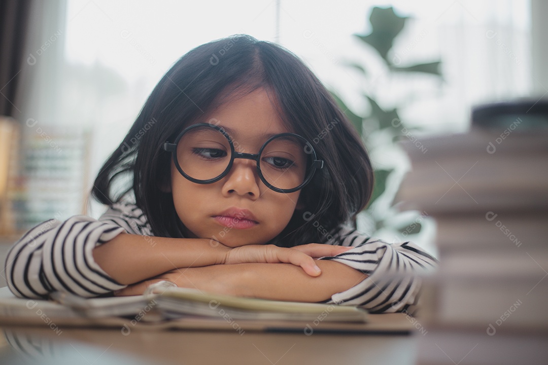 Linda garotinha asiática estudando com livros