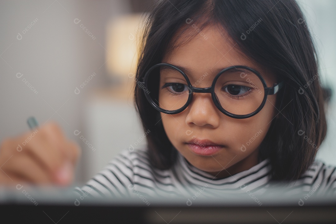 Linda menina jovem sorridente