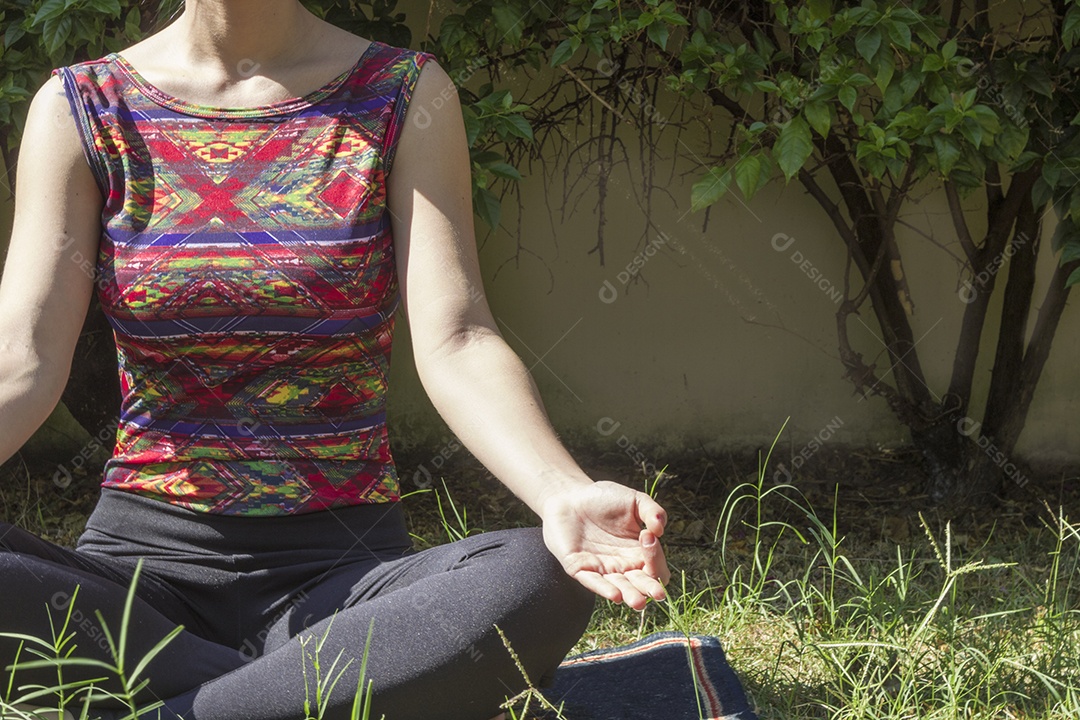Jovem brasileira praticando ioga isolada em fundo branco imagem conceitual de ioga