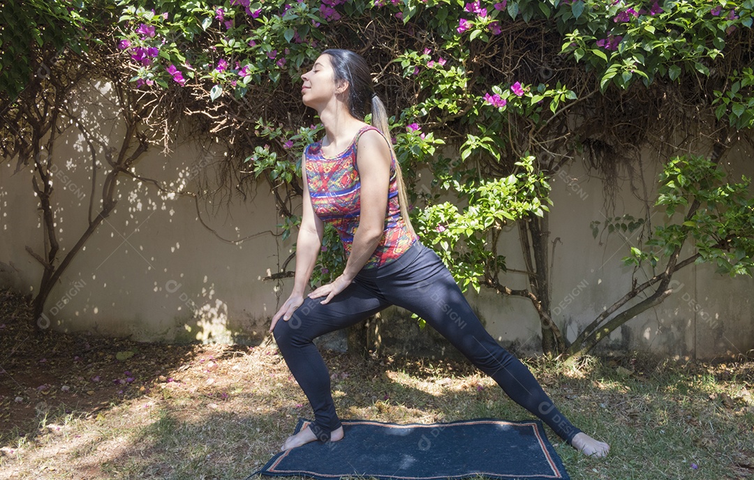 Jovem brasileira praticando ioga isolada em fundo branco imagem conceitual de ioga