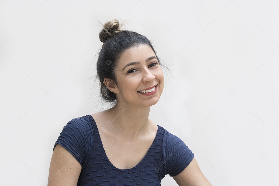 Jovem brasileira praticando ioga isolada em fundo branco Imagem conceitual de ioga