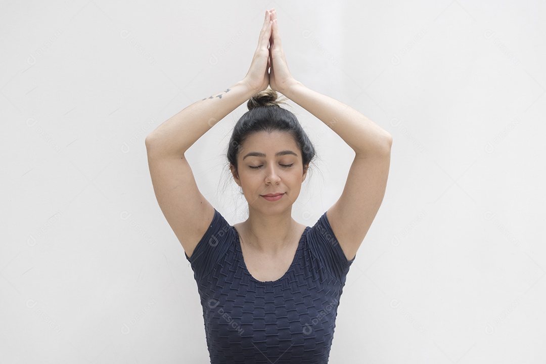 Jovem brasileira praticando ioga isolada em fundo branco imagem conceitual de ioga