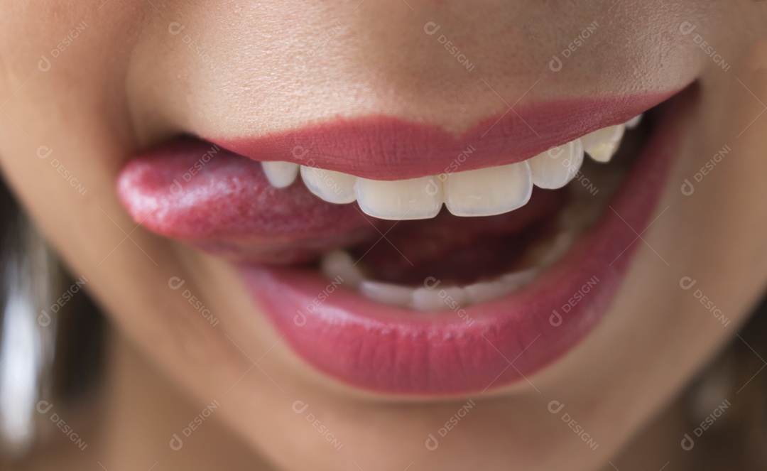 Boca feminina jovem com lábios carnudos e batom vermelho