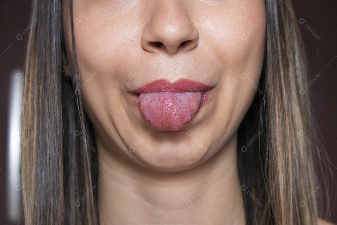 Boca feminina jovem com lábios carnudos e batom vermelho