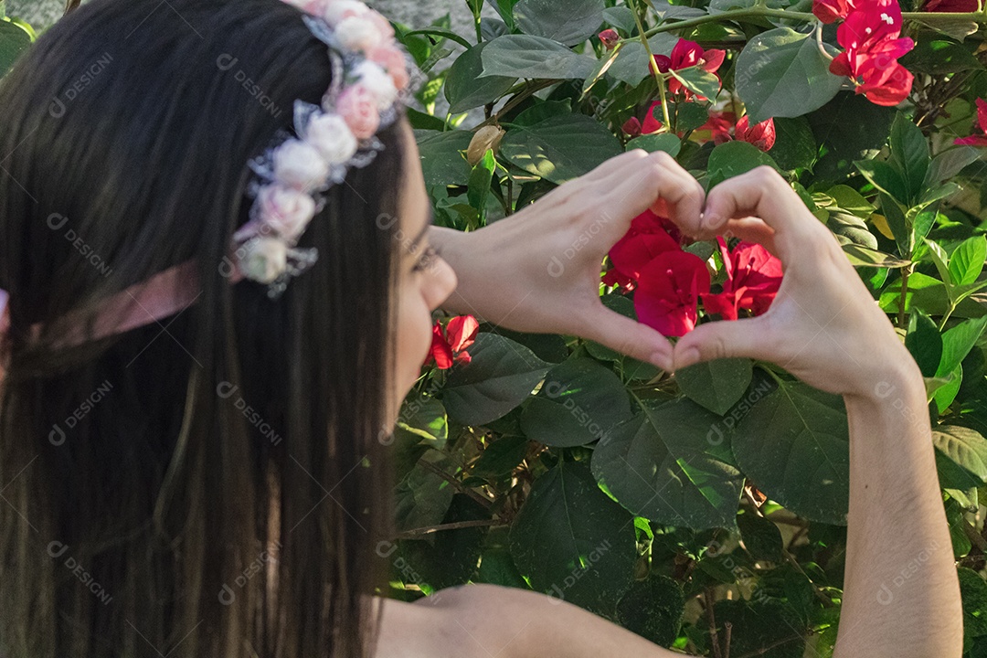 Menina adolescente morena bonita com tiara florida ou faixa de cabelo no jardim conceito de fantasia hippie