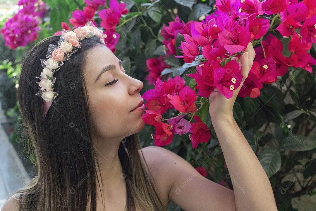 Menina adolescente morena bonita com tiara florida ou faixa de cabelo no jardim conceito de fantasia hippie