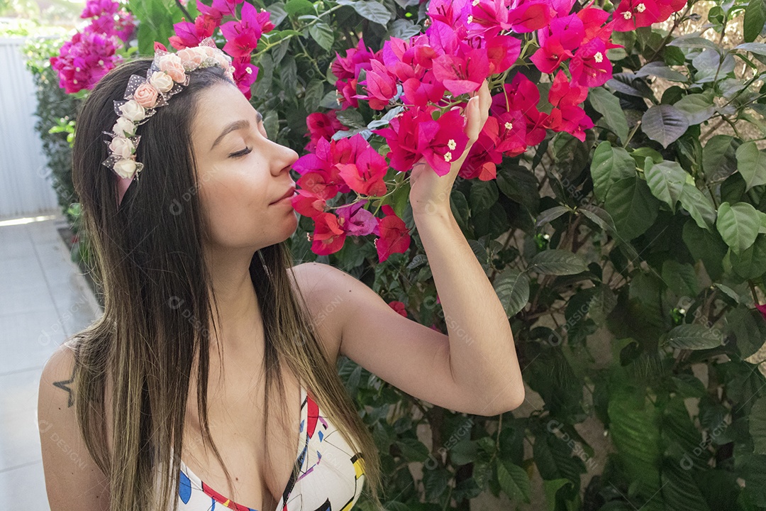 Menina adolescente morena bonita com tiara florida ou faixa de cabelo no jardim conceito de fantasia hippie