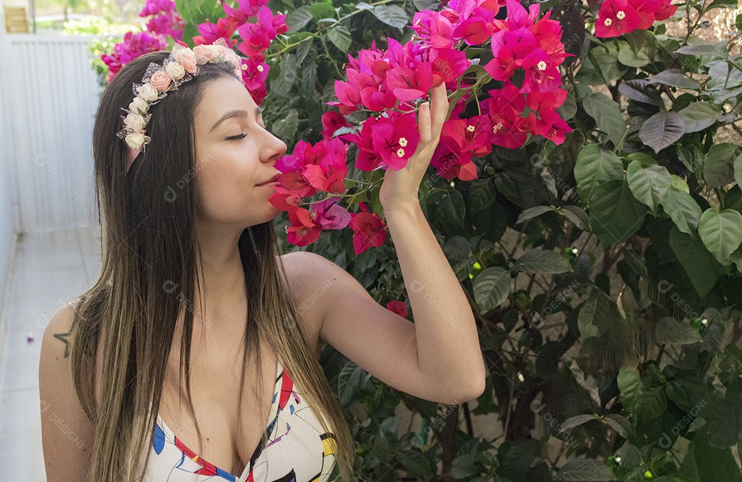 Menina adolescente morena bonita com tiara florida ou faixa de cabelo no jardim conceito de fantasia hippie