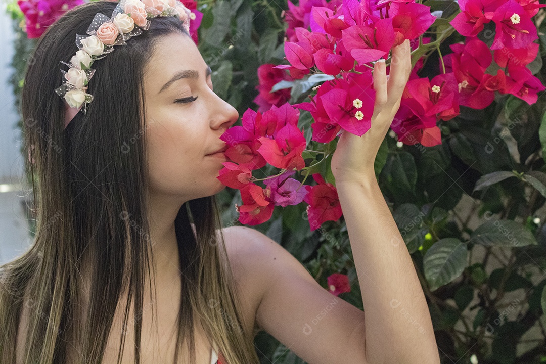 Menina adolescente morena bonita com tiara florida ou faixa de cabelo no jardim conceito de fantasia hippie