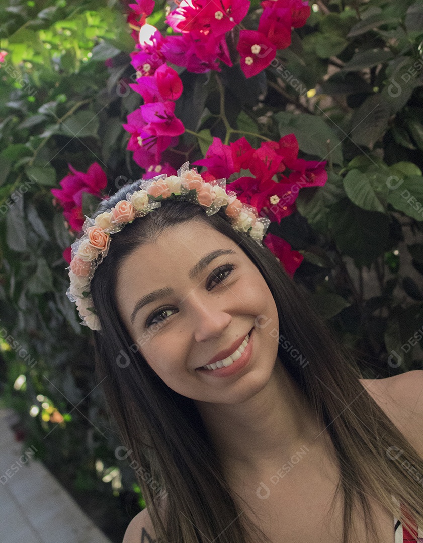 Menina adolescente morena bonita com tiara florida ou faixa de cabelo no jardim conceito de fantasia hippie