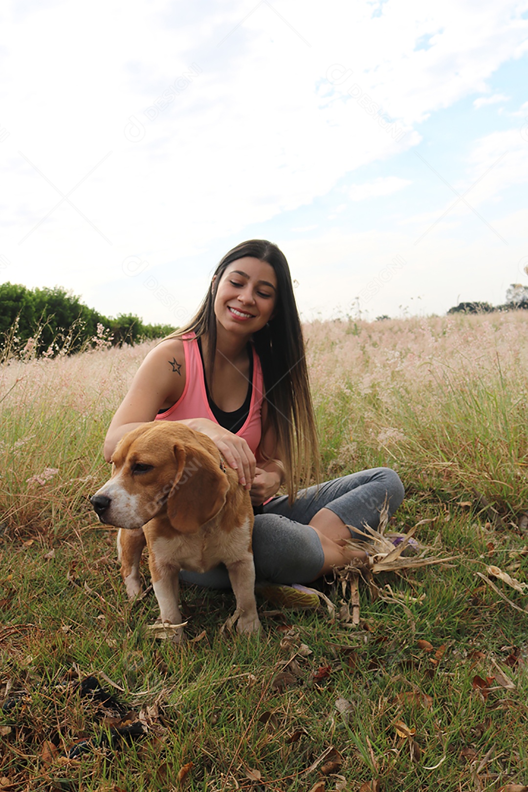 Adolescente morena com cachorro beagle no parque ao ar livre
