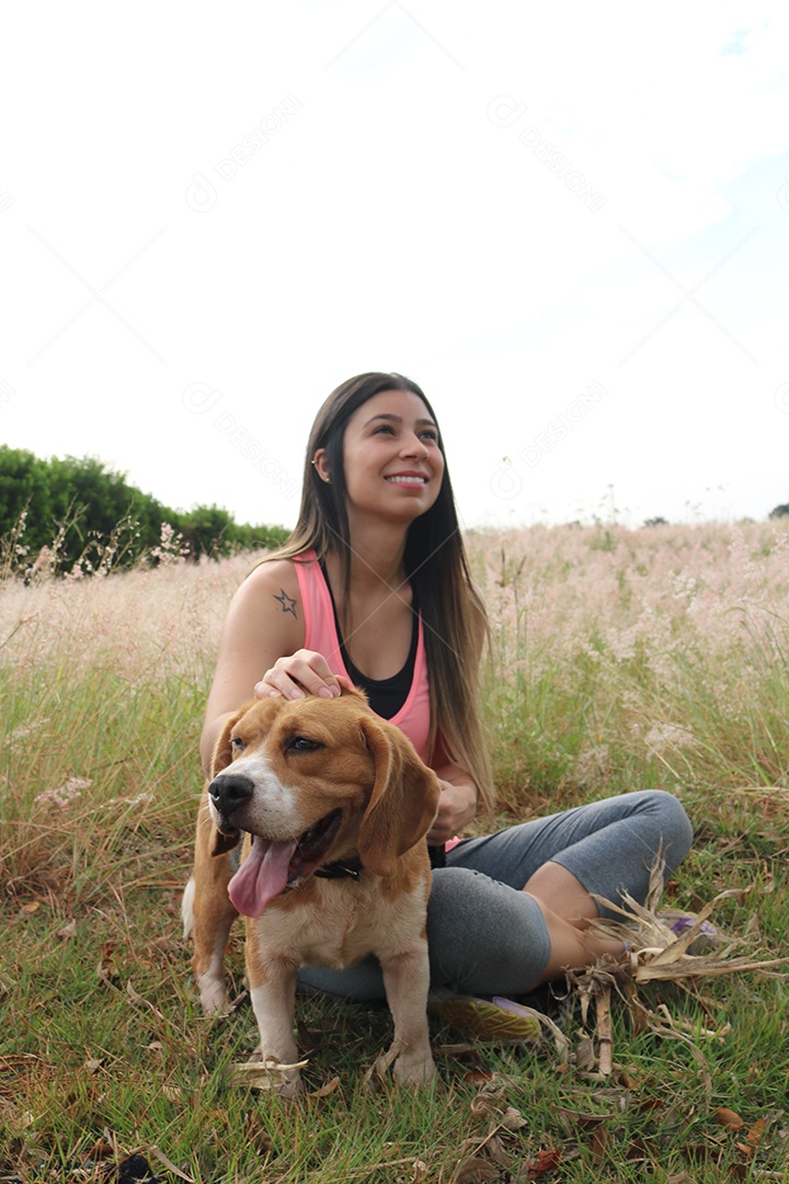 Adolescente morena com cachorro beagle no parque ao ar livre