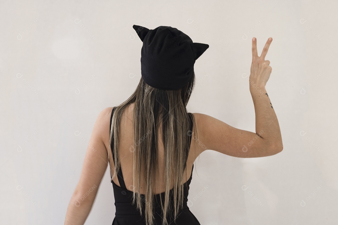 Menina com óculos e fantasia de gato isolada em fundo branco