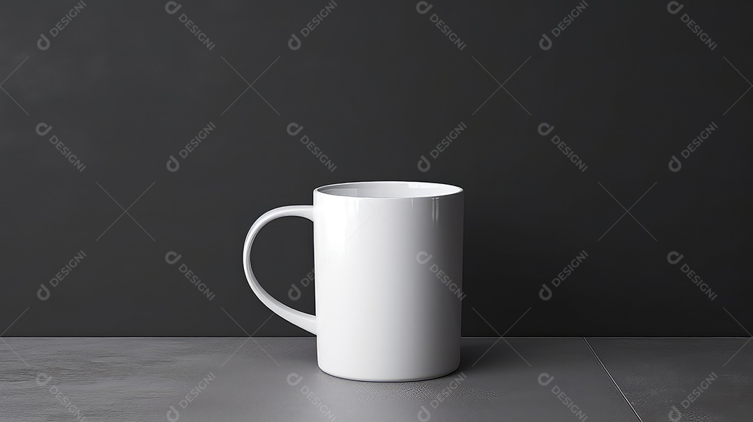 Caneca branca sobre uma mesa de madeira contra um fundo preto