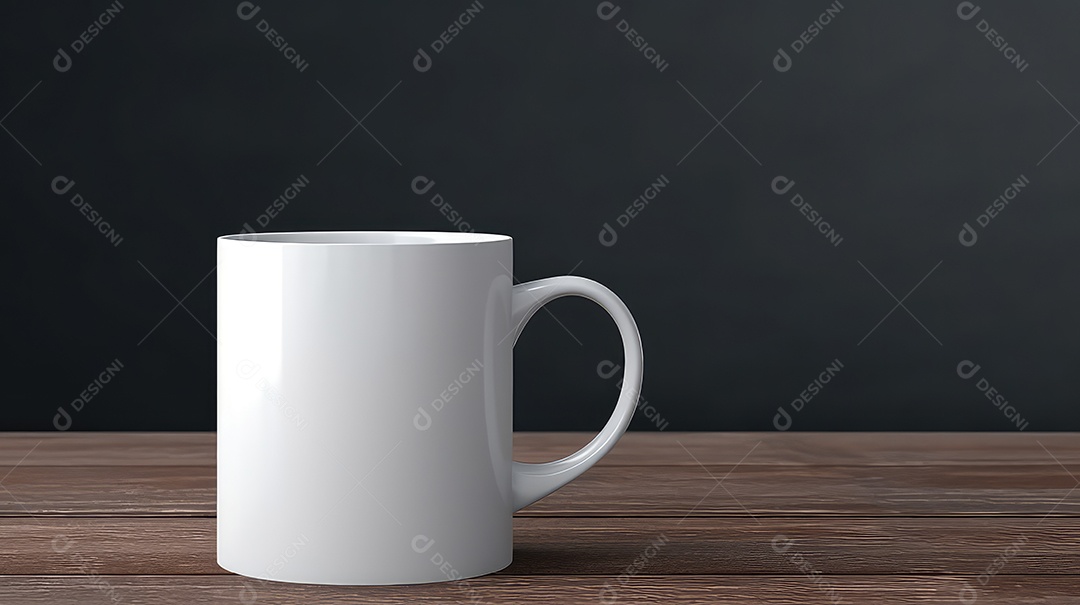 Caneca branca sobre uma mesa de madeira contra um fundo preto