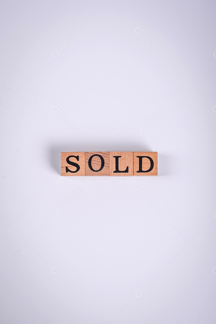 A inscrição Tendência feita de cubos de madeira sobre um fundo liso. Pode ser usado para o seu design