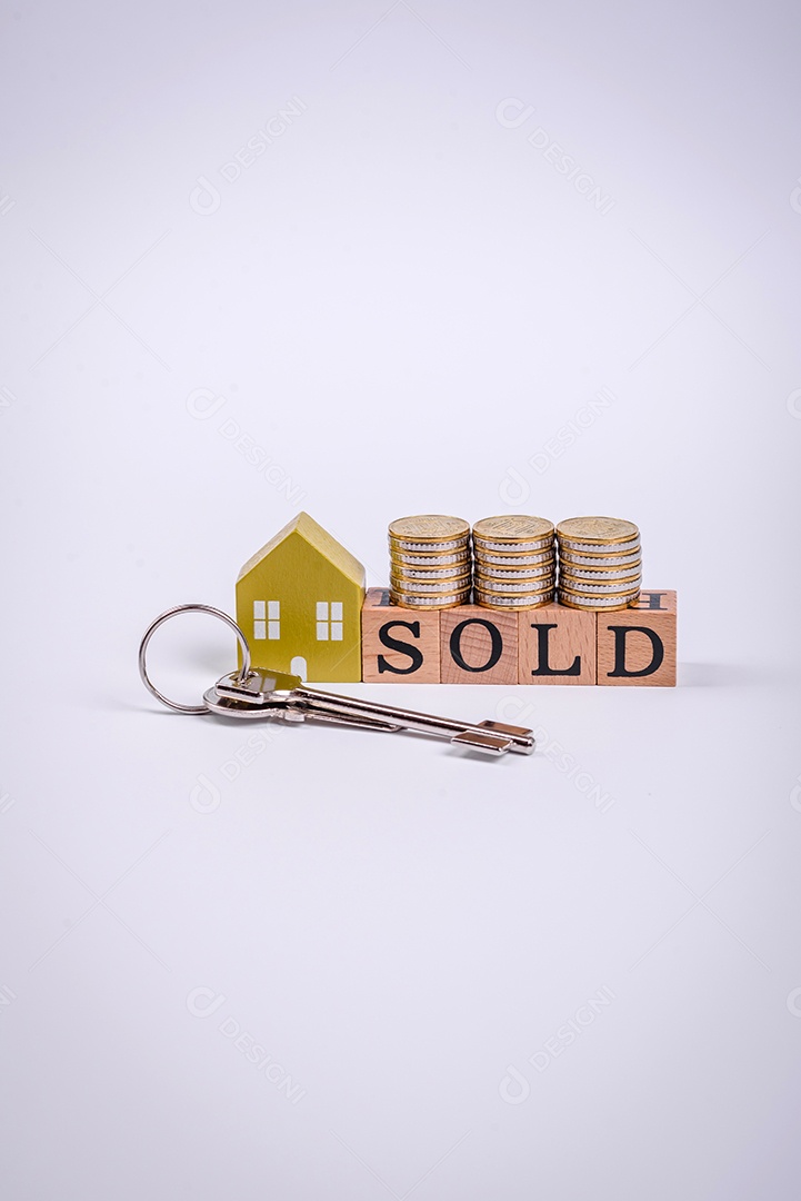 A inscrição Vendido em cubos de madeira sobre fundo liso. Pode ser usado para o seu design