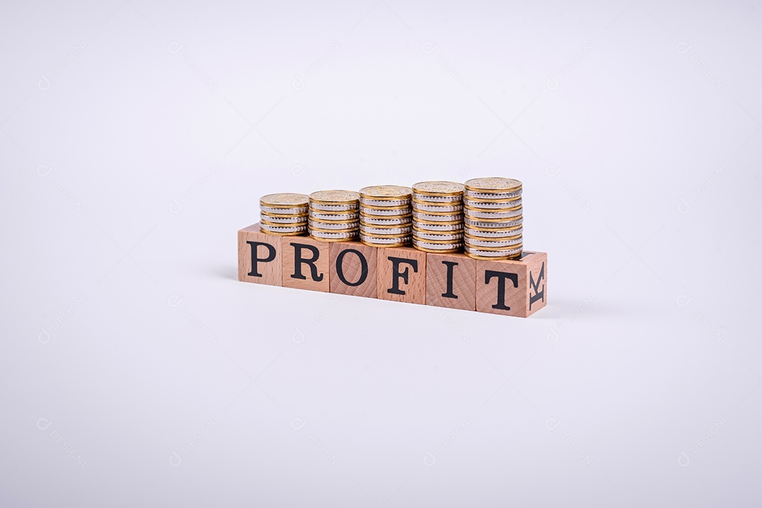 A inscrição Tendência feita de cubos de madeira sobre um fundo liso. Pode ser usado para o seu design