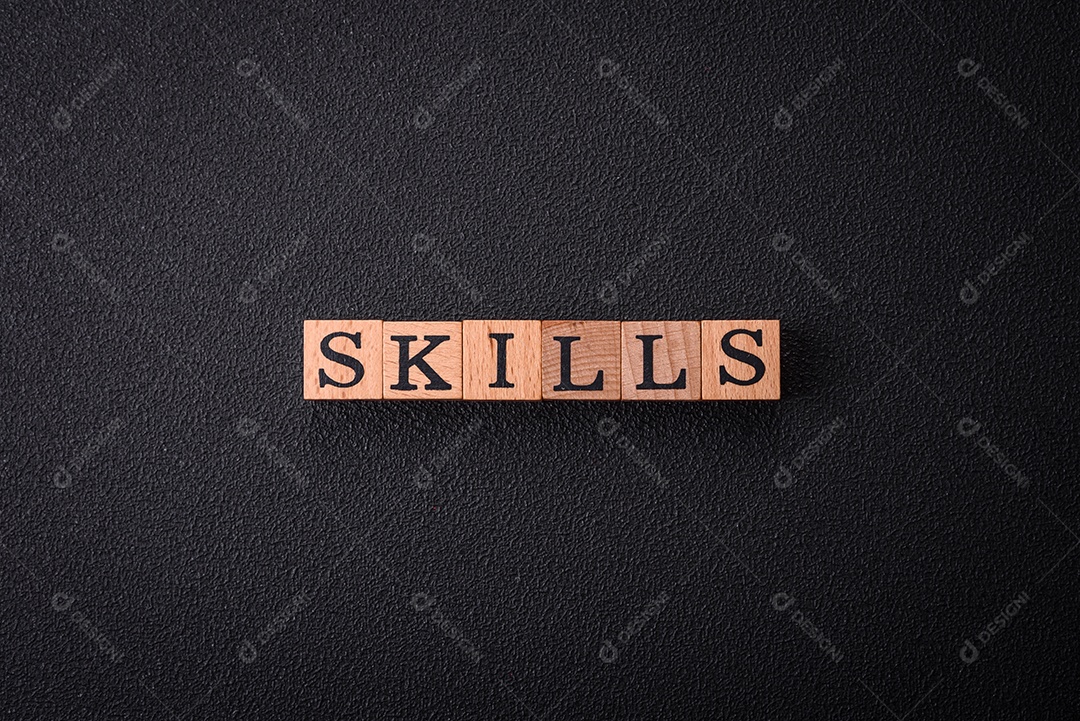 A inscrição Tendência feita de cubos de madeira sobre um fundo liso. Pode ser usado para o seu design