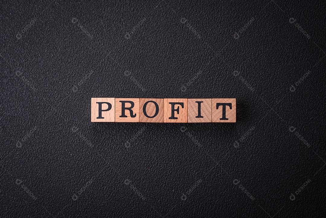 A inscrição Tendência feita de cubos de madeira sobre um fundo liso. Pode ser usado para o seu design