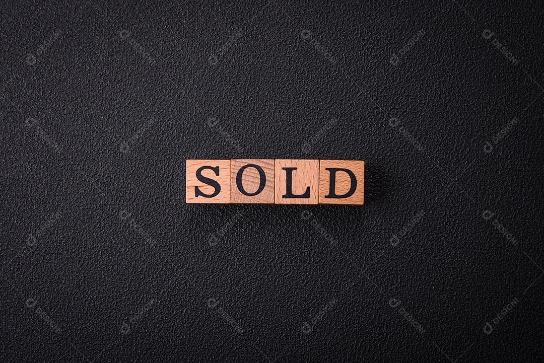 A inscrição Tendência feita de cubos de madeira sobre um fundo liso. Pode ser usado para o seu design