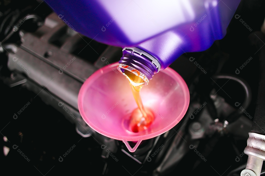 Garrafa enchendo de óleo do motor do carro