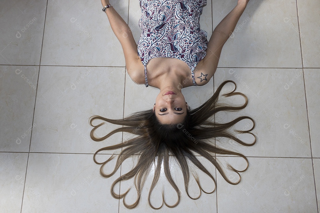 Menina deitada com coração de cabelo