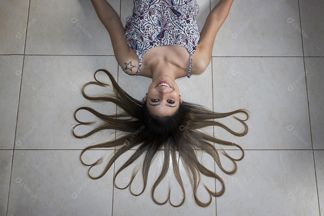 Menina deitada com coração de cabelo