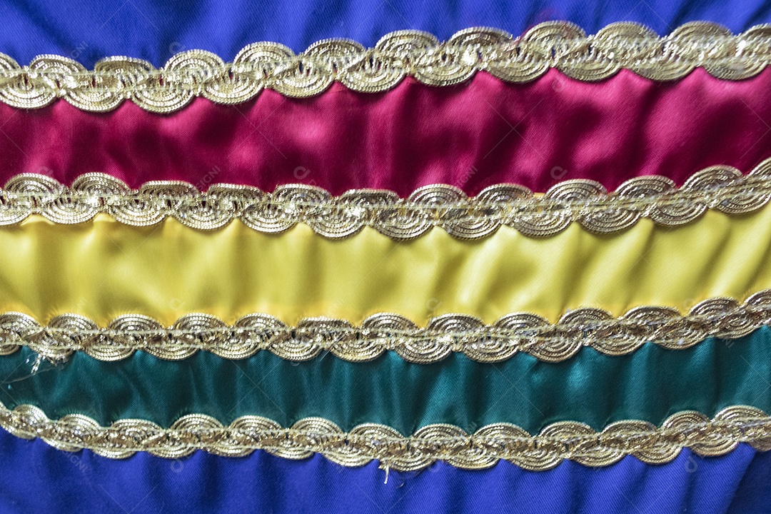 Vista aproximada fundo textura de fita galão prata e dourado